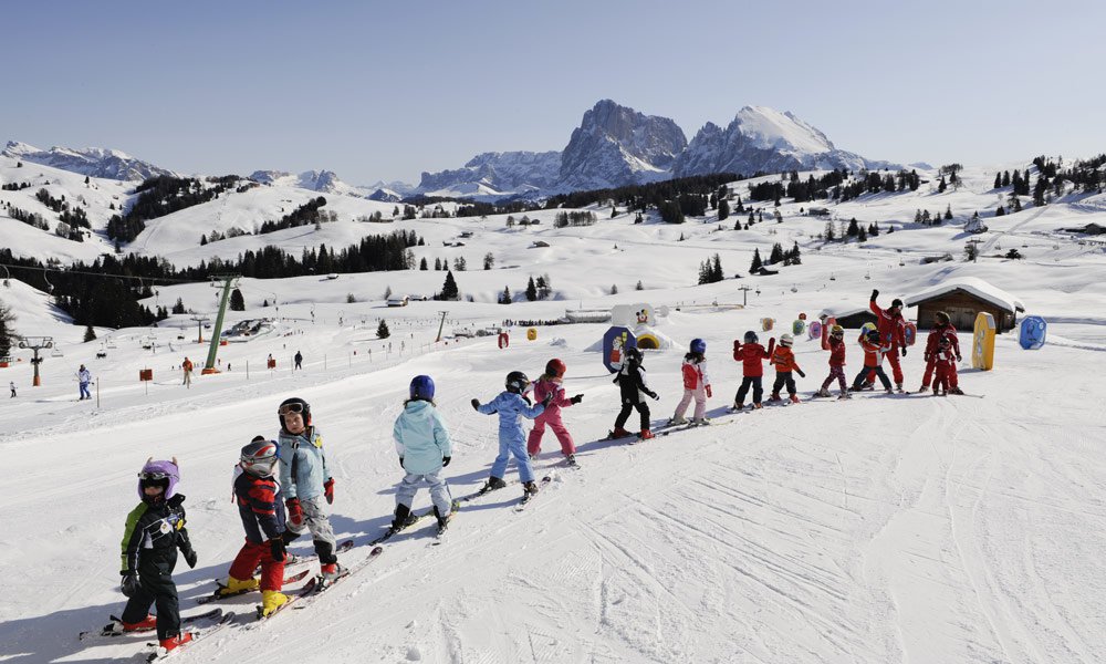 Divertimento invernale sulla neve in una vacanza in famiglia a Castelrotto