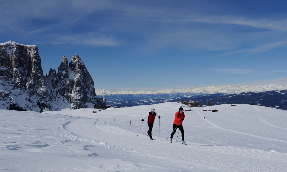 Divertimento invernale nella neve in una vacanza di coppia