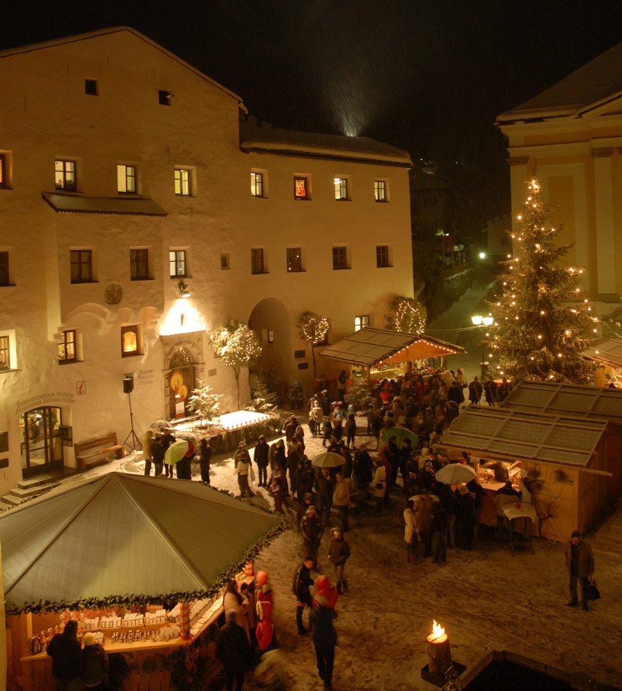 Godersi il Natale in montagna durante una vacanza natalizia alpina 