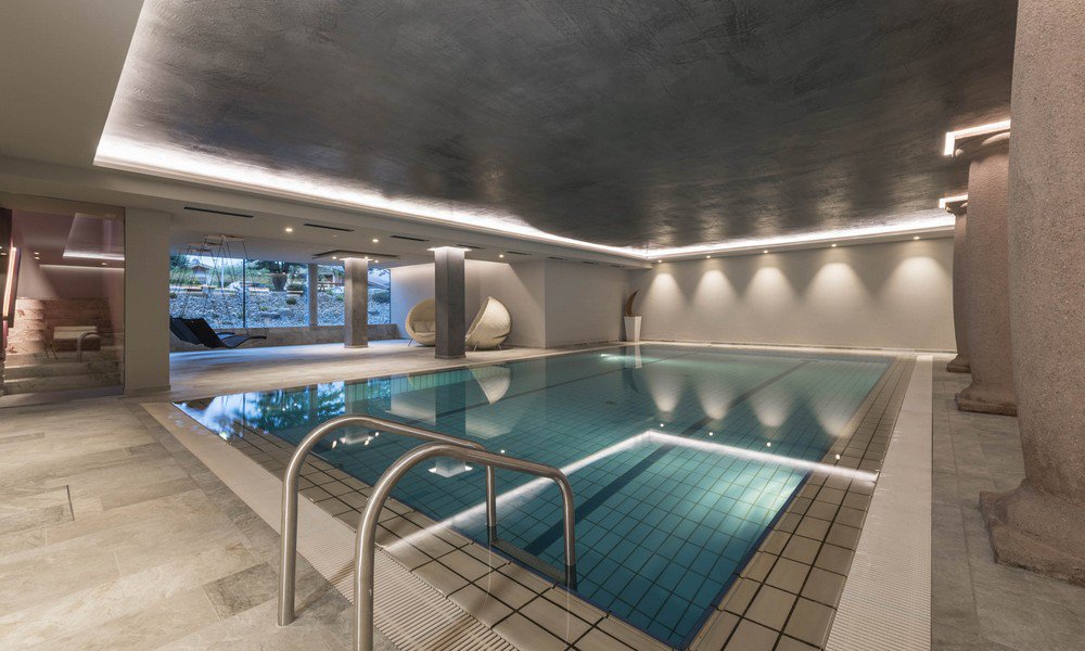 Materiali raffinati conferiscono un fascino particolare all’Hotel con piscina nelle Dolomiti 