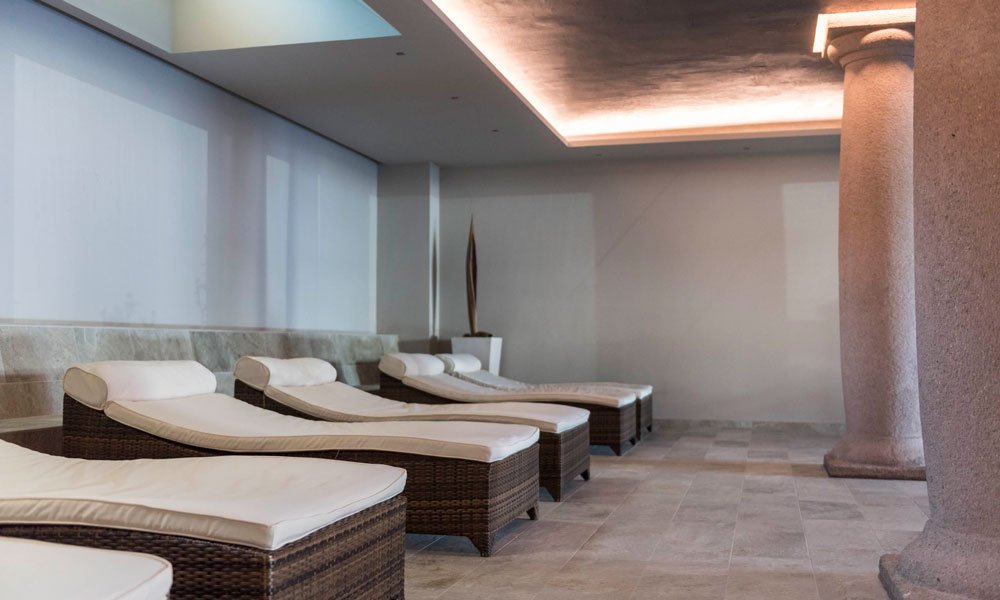 Premium materials in the hotel with swimming pool in the Dolomites provide a special flair