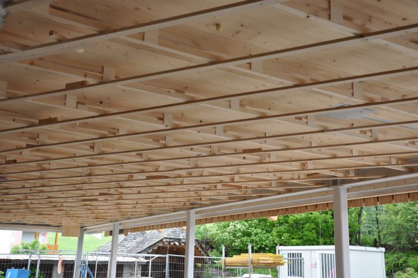 Der Unterbau der Holzdecke im Speisesaal ist vollendet.