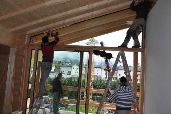 Das 74. Fenster hat seinen Platz gefunden. Herzlichen Dank den fleißigen und genauen Fenstermonteuren der Firma WOLF.