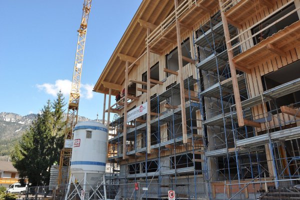 Die Außenfassade mit Holz wächst.