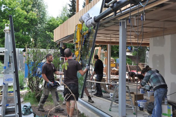 Millimeterarbeit der nahtlosen Fensterfront im Erdgeschoss