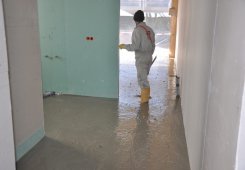 Wie jede Woche werden auch diesen Samstag die Leitungen mit naturbelassenem Schaumbeton geschützt.