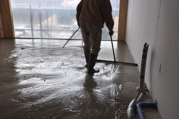 Wieder Samstag - Experten am Werk beim gießen von Leichtbeton. So kann man am Montag mit den Arbeiten fortfahren.