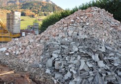 ...und jede Menge Bauschutt fällt an, welcher nun ins Recycling-Lager gebracht wird.